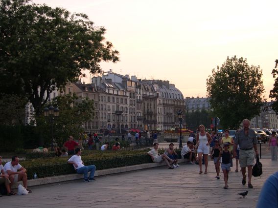  sur le parvis de Notre-Dame au début des années 2000.